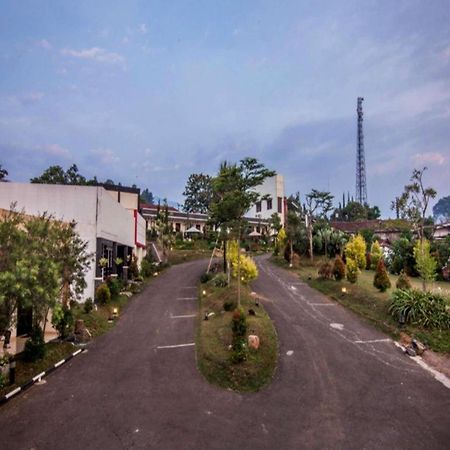 The Rizen Hotel Cisarua Exterior photo