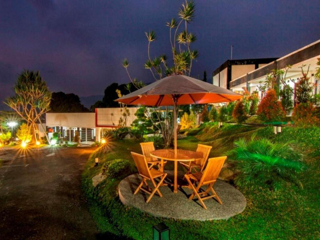 The Rizen Hotel Cisarua Exterior photo