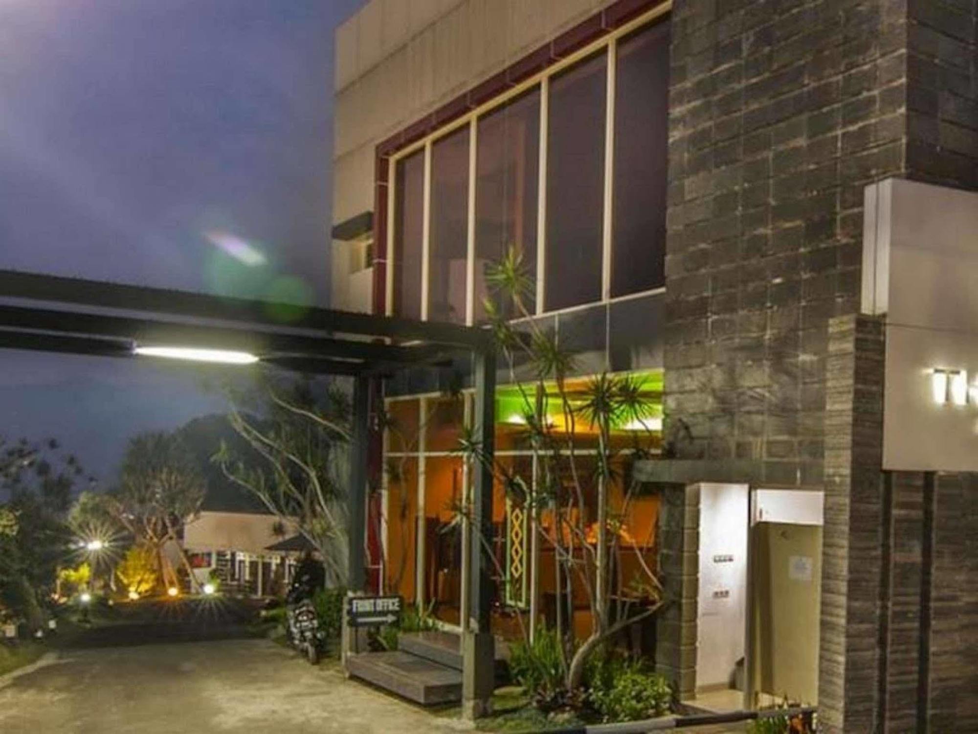 The Rizen Hotel Cisarua Exterior photo